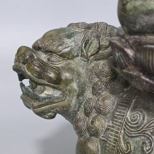 19THC LARGE CHINESE BRONZE GUANYIN ON A DOG OF FO 33CM HIGH - ADDITIONAL PHOTO 4