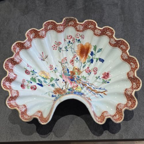LARGE ANTIQUE CHINESE FAMILLE ROSE SHELLSHAPED EXPORT DISH 38CM