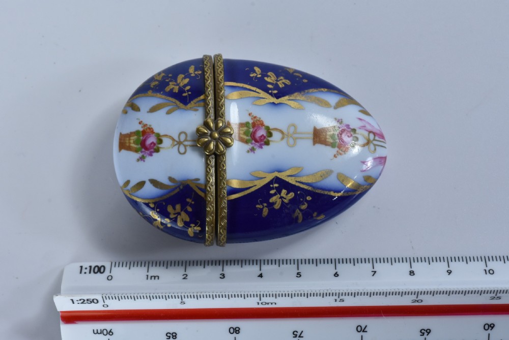 19th-century flat egg-shaped trinket box View IV