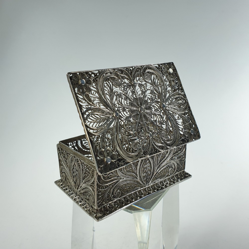 Fine Quality Early 19thc Silver Hinged Filigree Box View XI
