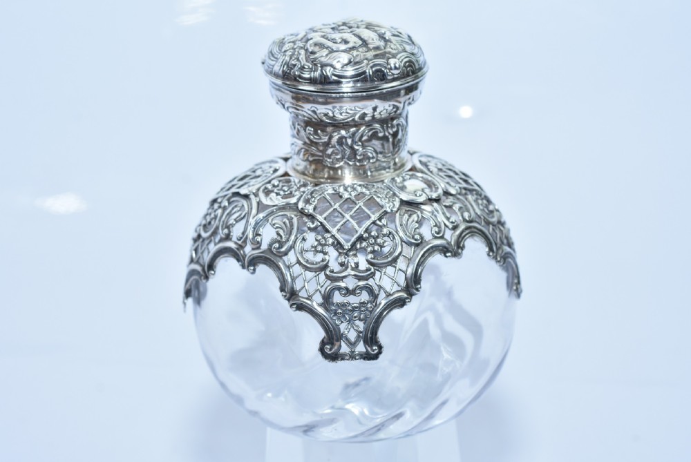 Large Victorian Silver Scent Bottle, William Comyns, London 1894 View II