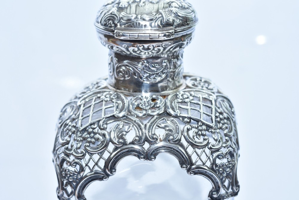 Large Victorian Silver Scent Bottle, William Comyns, London 1894 View IV