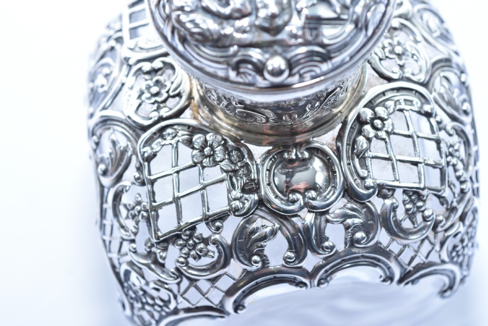 Large Victorian Silver Scent Bottle, William Comyns, London 1894 View V