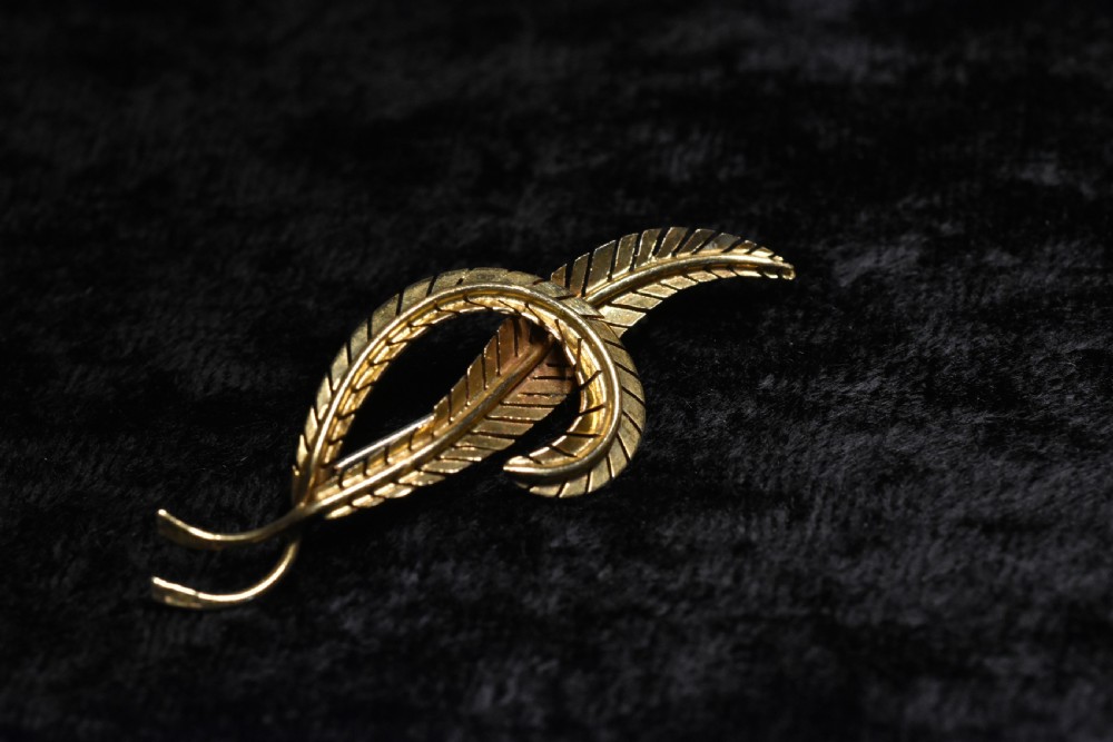 Delightful Vintage 18ct Gold Leaf Brooch