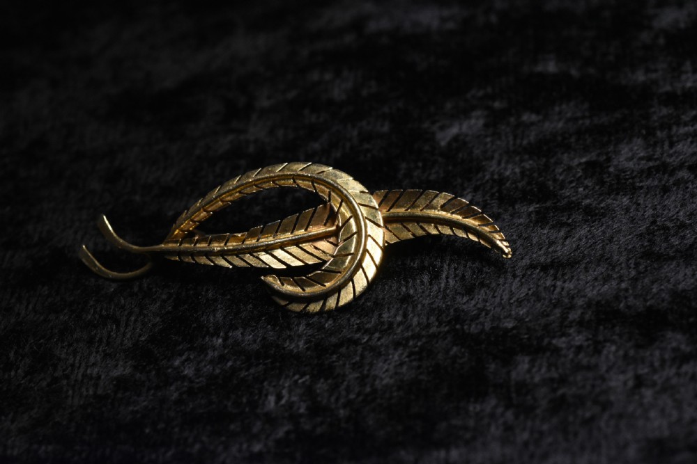 Delightful Vintage 18ct Gold Leaf Brooch View II