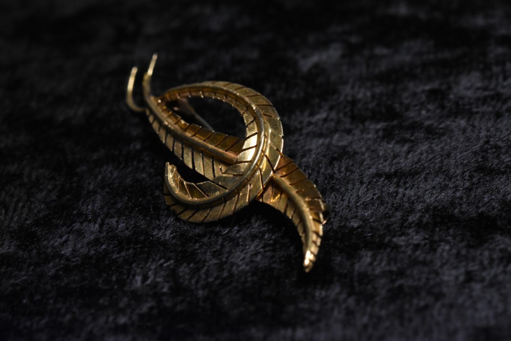 Delightful Vintage 18ct Gold Leaf Brooch View III