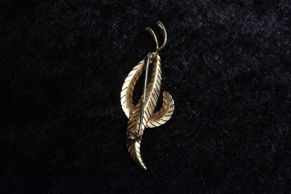 Delightful Vintage 18ct Gold Leaf Brooch View IV