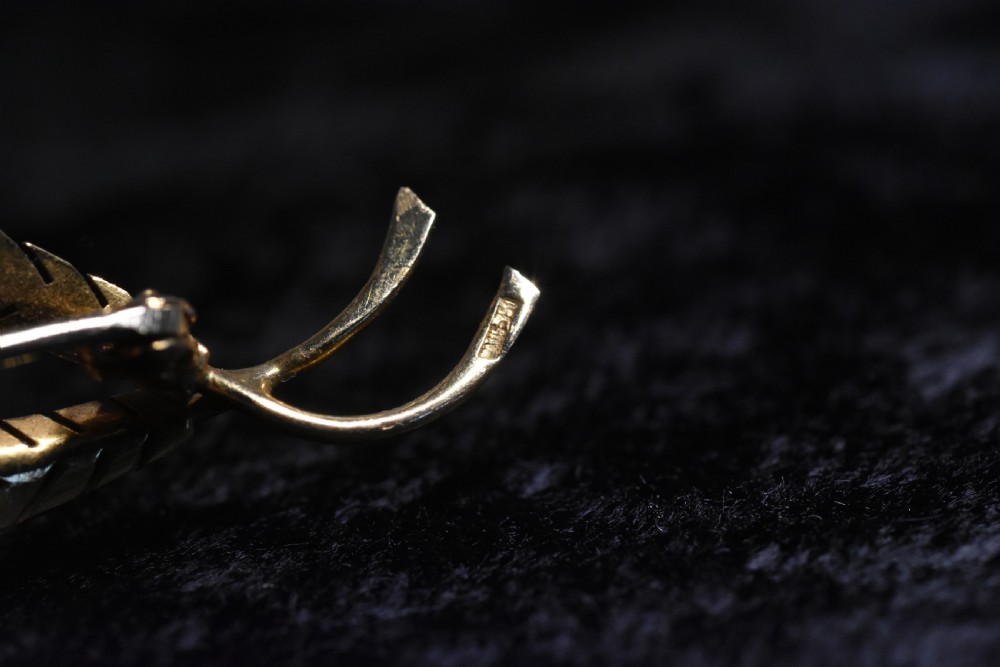 Delightful Vintage 18ct Gold Leaf Brooch View V