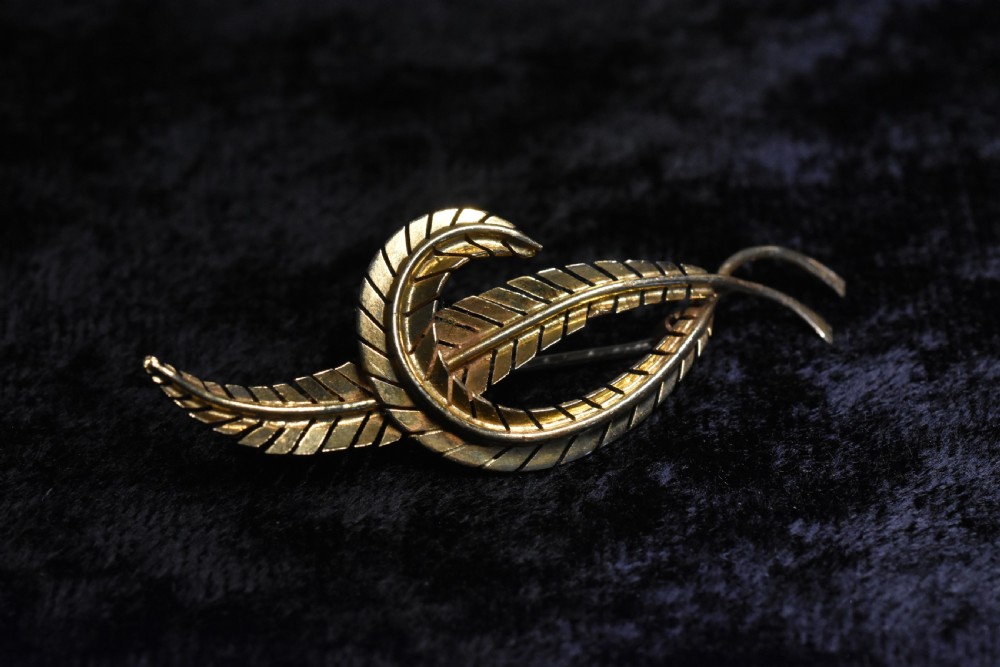 Delightful Vintage 18ct Gold Leaf Brooch View VI