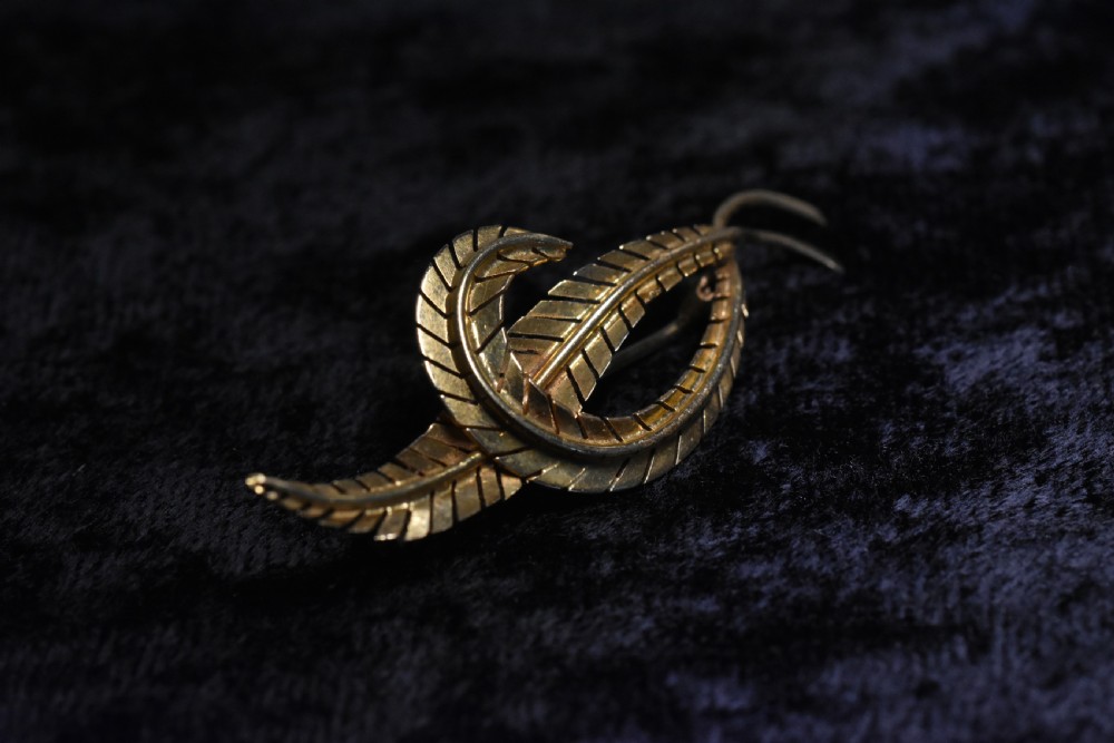 Delightful Vintage 18ct Gold Leaf Brooch View VII