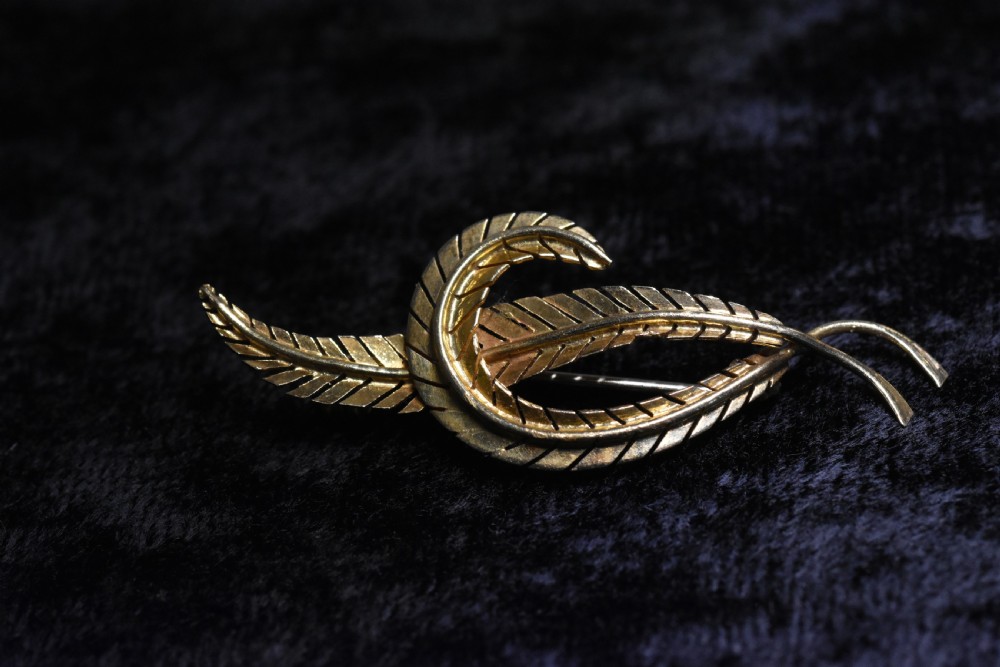 Delightful Vintage 18ct Gold Leaf Brooch View VIII
