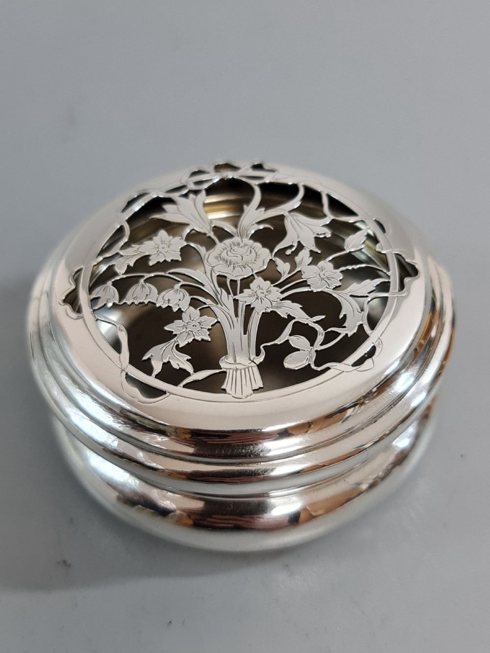 Edwardian Silver Pot Pourri Box By William Comyns, London 1910