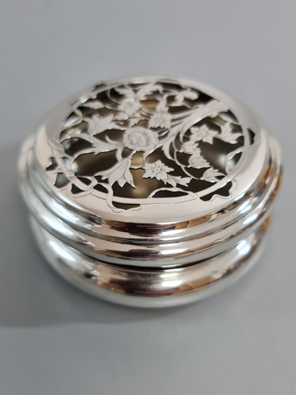 Edwardian Silver Pot Pourri Box By William Comyns, London 1910 View II