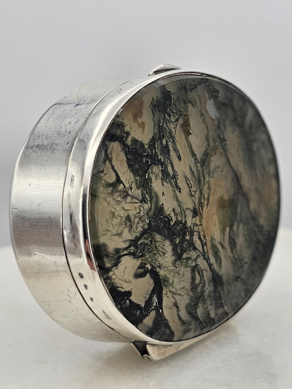 Fine Quality Green Agate and Silver Oval Snuff Box, c. 1900 View IX