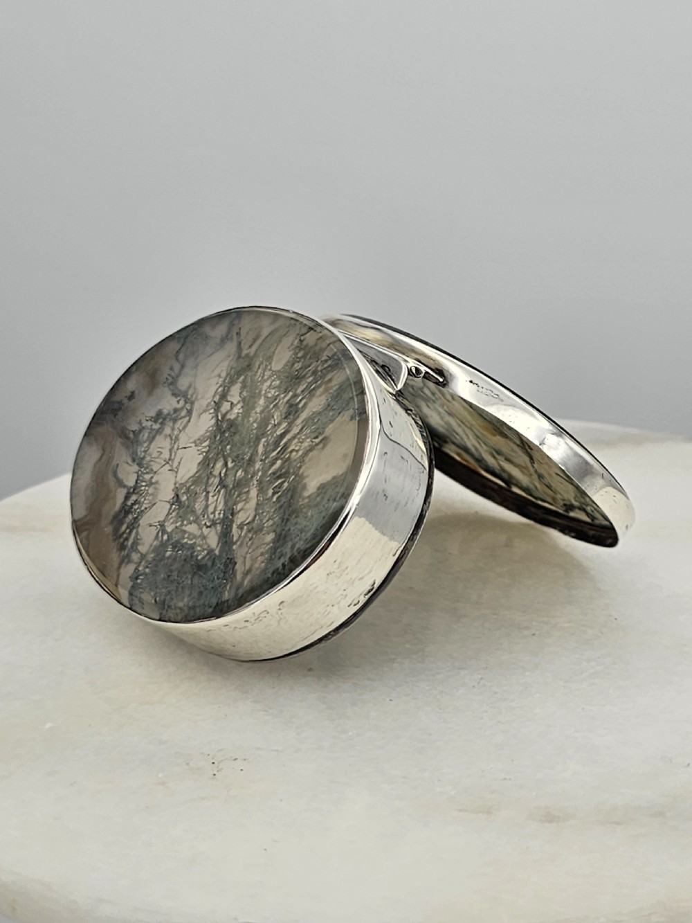 Fine Quality Green Agate and Silver Oval Snuff Box, c. 1900 View XVIII