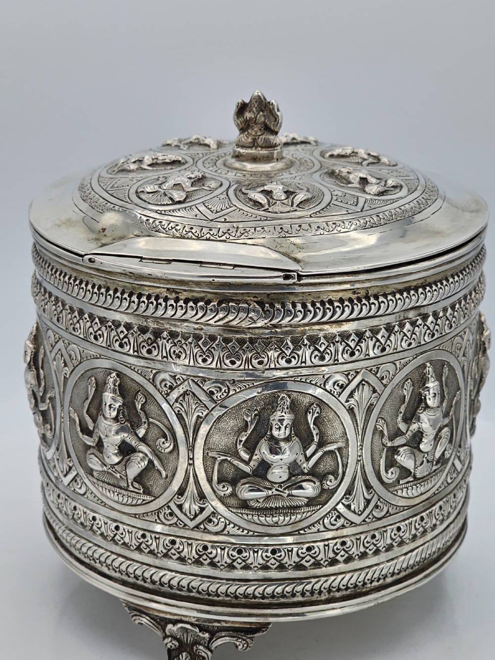 Fabulous Large 19thc Indian Silver Biscuit Barrell 419g View III