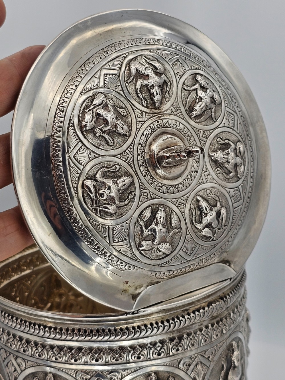 Fabulous Large 19thc Indian Silver Biscuit Barrell 419g View IX