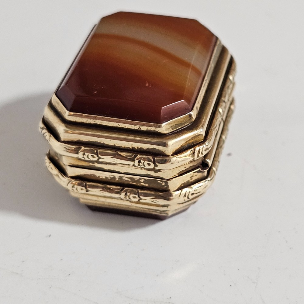 19Thc Gilt Metal Snuff Box With Double Agate To Both Base And Lid