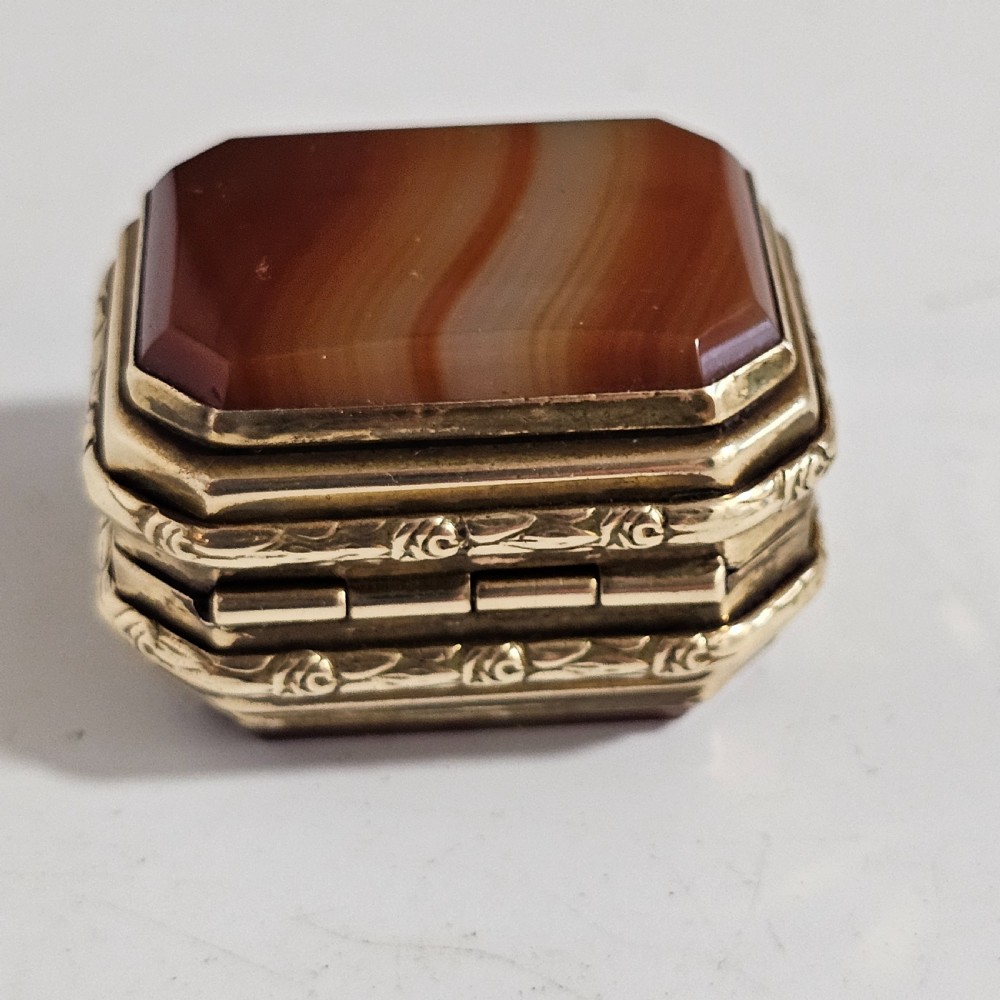 19Thc Gilt Metal Snuff Box With Double Agate To Both Base And Lid View II