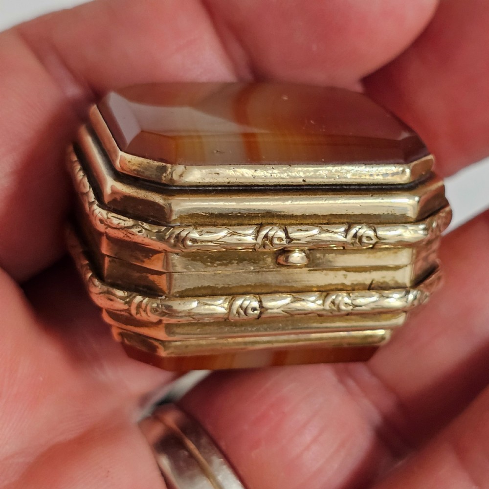 19Thc Gilt Metal Snuff Box With Double Agate To Both Base And Lid View IX