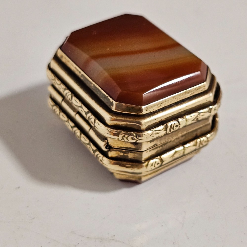 19Thc Gilt Metal Snuff Box With Double Agate To Both Base And Lid View X