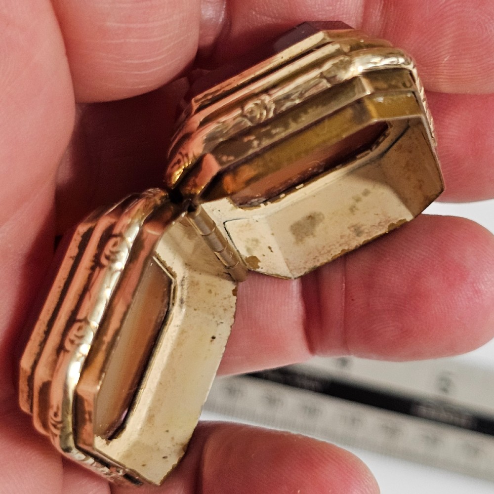 19Thc Gilt Metal Snuff Box With Double Agate To Both Base And Lid View XII