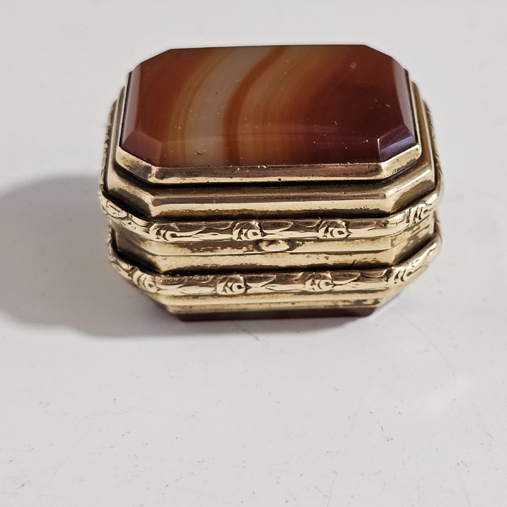 19Thc Gilt Metal Snuff Box With Double Agate To Both Base And Lid View XIV
