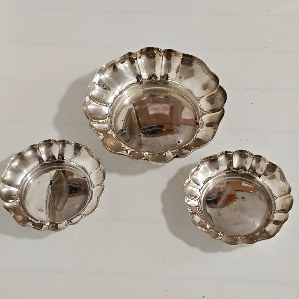 A Fine Trio of Heavy Gauge Sterling Silver Frilled Dishes 327g c1965