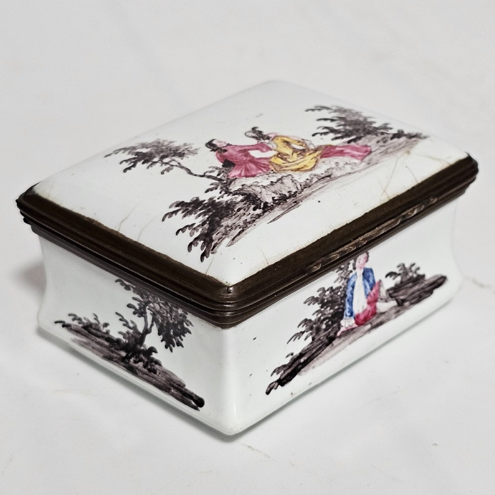 A Georgian Enamelled Bilston Snuff Box c1770
