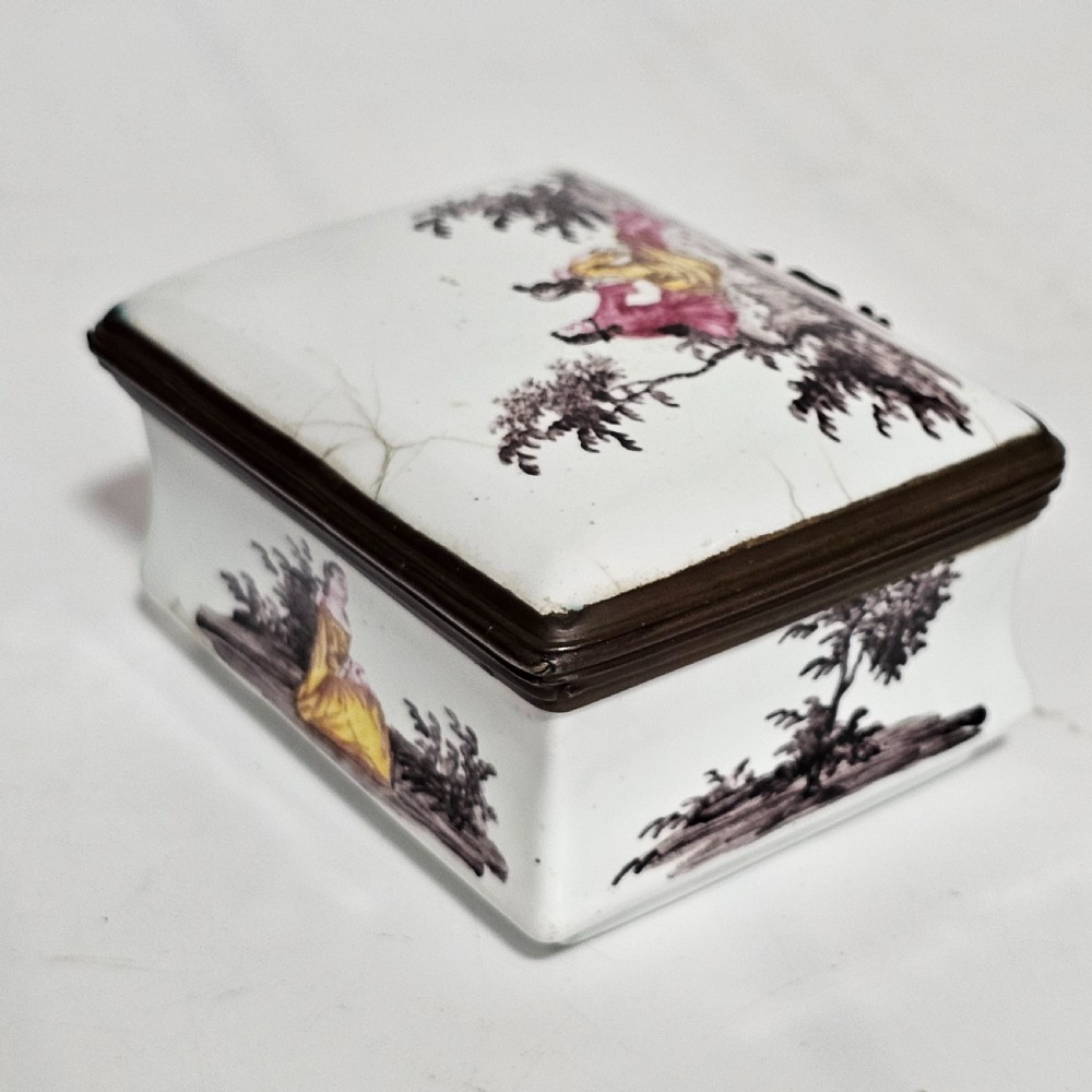A Georgian Enamelled Bilston Snuff Box c1770 View III