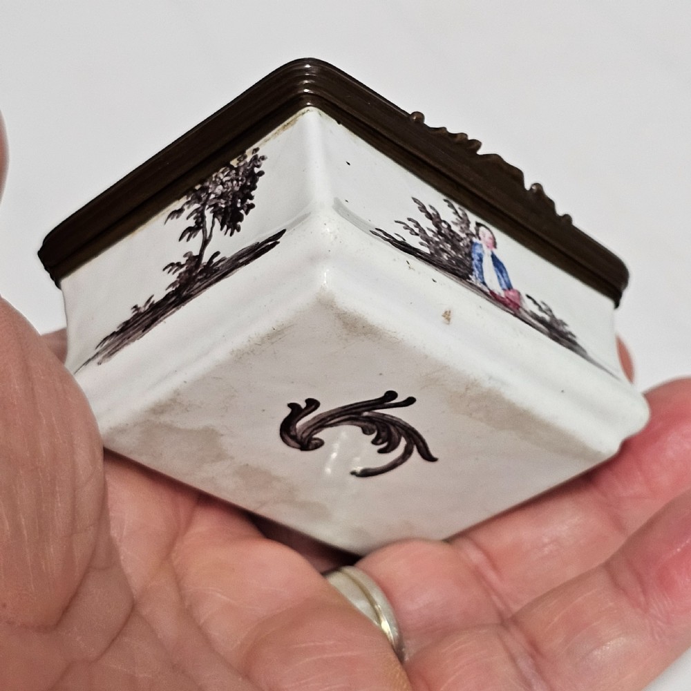 A Georgian Enamelled Bilston Snuff Box c1770 View XIII