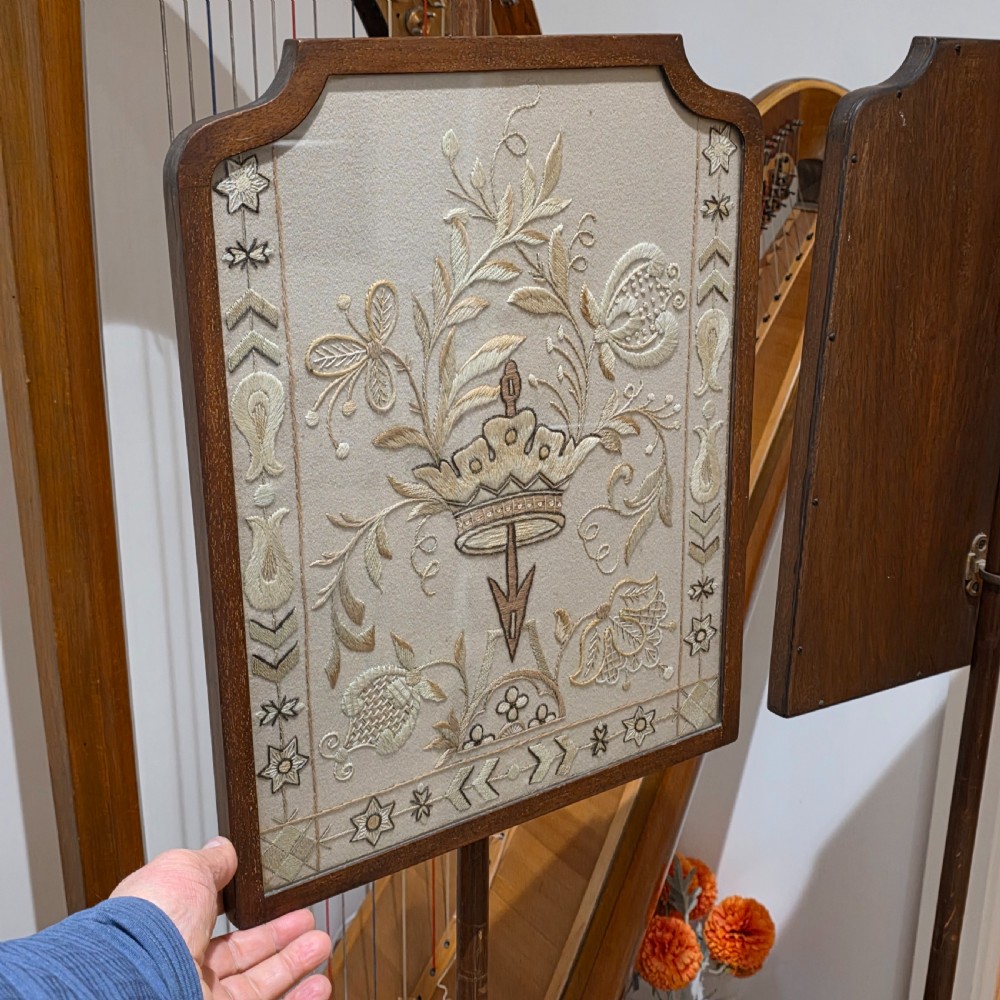 Fine Pair of Early Victorian Rosewood Pole Screens with Embroidered Silk/wool Panels View VII