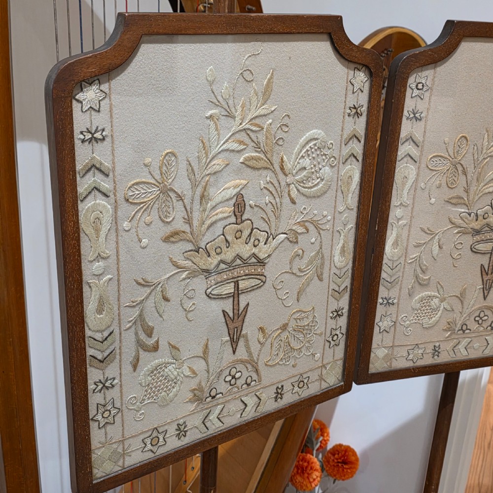 Fine Pair of Early Victorian Rosewood Pole Screens with Embroidered Silk/wool Panels View XI