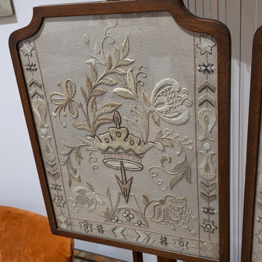 Fine Pair of Early Victorian Rosewood Pole Screens with Embroidered Silk/wool Panels View XII