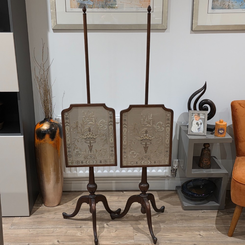 Fine Pair of Early Victorian Rosewood Pole Screens with Embroidered Silk/wool Panels View XIII