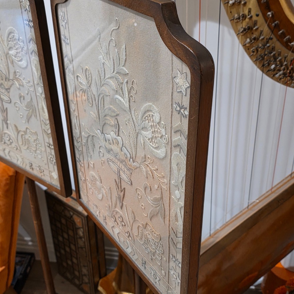 Fine Pair of Early Victorian Rosewood Pole Screens with Embroidered Silk/wool Panels View XVIII