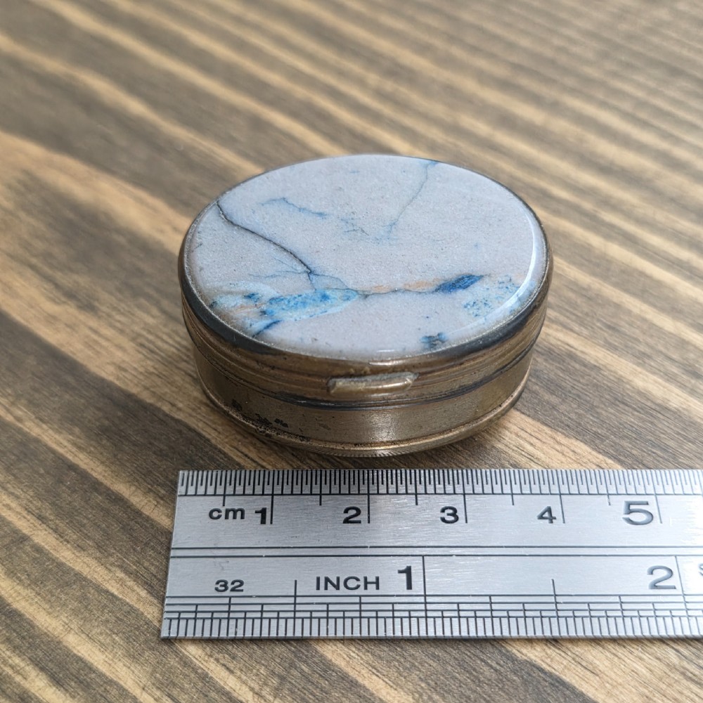 An oval Georgian gilt metal snuff box featuring a polished blue and grey banded agate stone inset on the lid. View III
