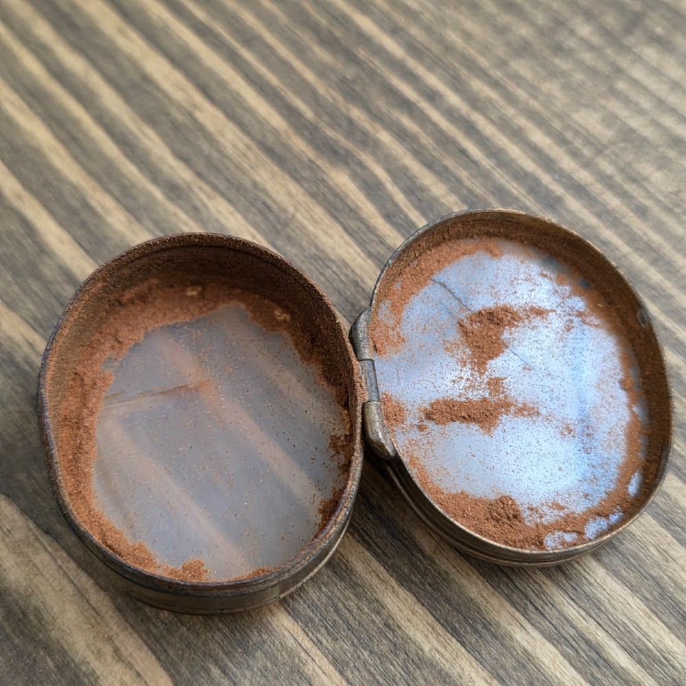 An oval Georgian gilt metal snuff box featuring a polished blue and grey banded agate stone inset on the lid. View V