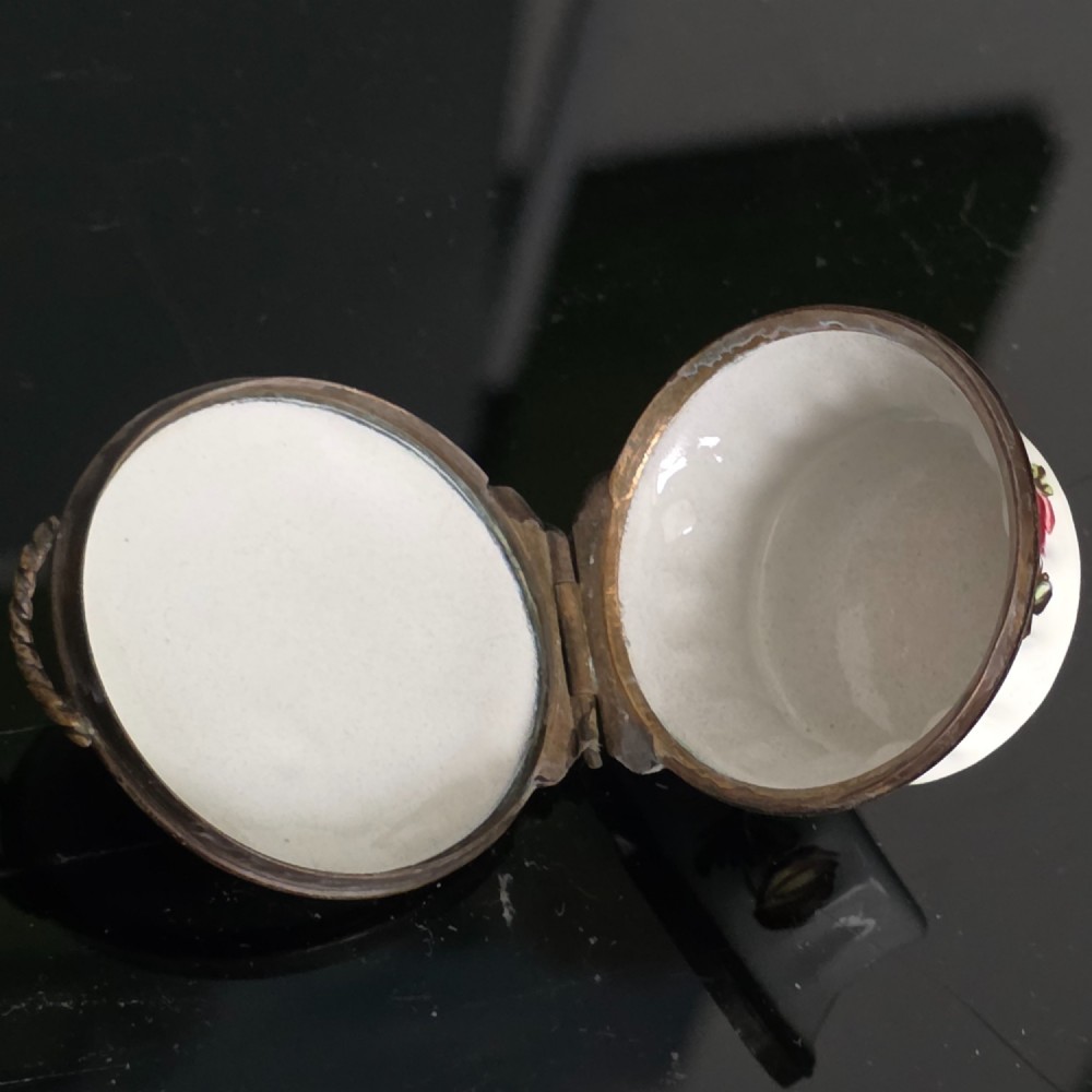 Exquisite South Staffordshire enamel snuff box, circa 1765 - Superb Condition View VIII