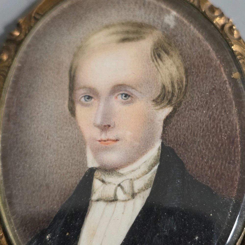 Fine Early 19thc Painted Portrait Miniature of  Gentleman in Gilt Metal Frame View III