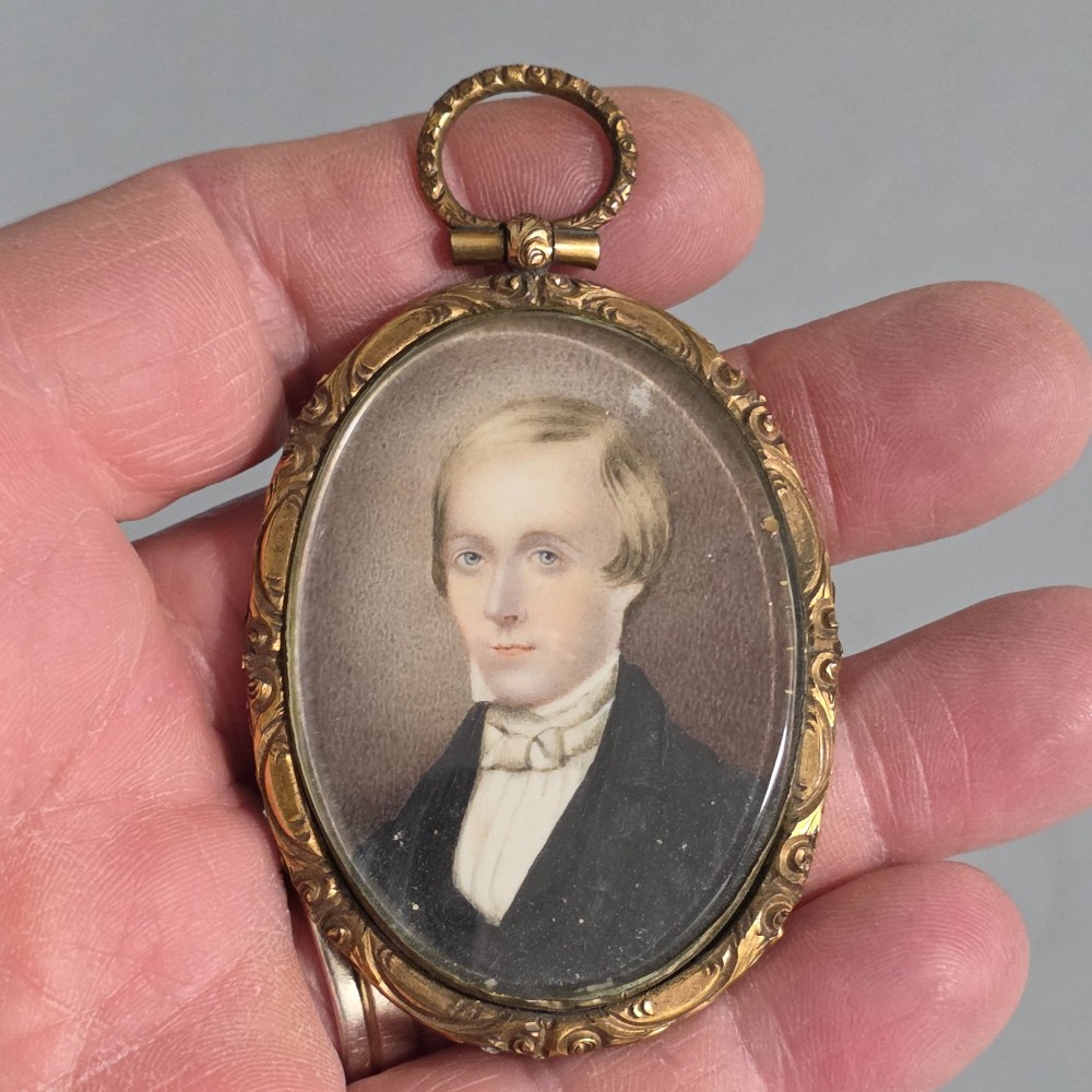 Fine Early 19thc Painted Portrait Miniature of  Gentleman in Gilt Metal Frame View VI