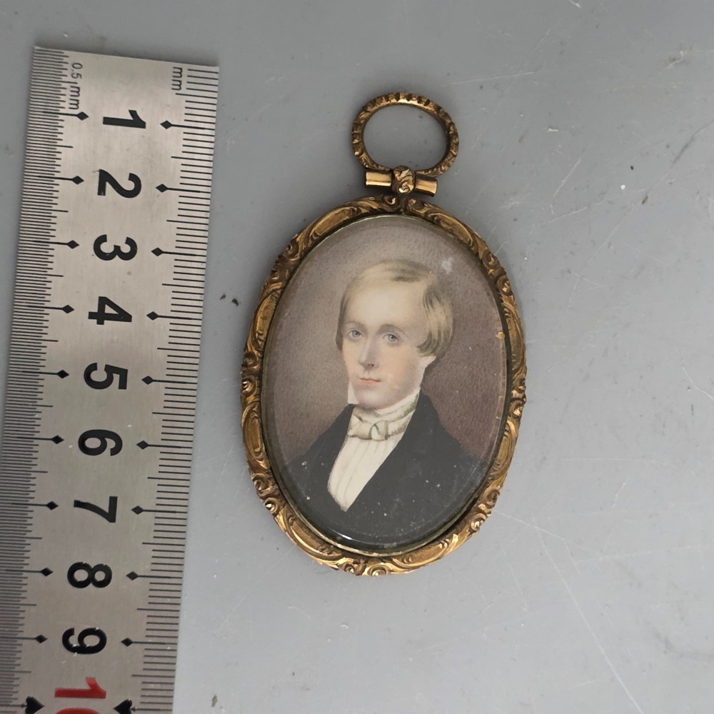 Fine Early 19thc Painted Portrait Miniature of  Gentleman in Gilt Metal Frame View VII