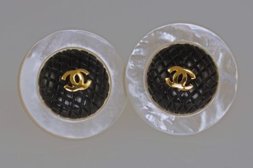 chanel cc mother of peal black quilt huge 1 12 4cm 1960's vintage clip on earrings - CATEGORY: ANTIQUE JEWELLERY - DATED 1960