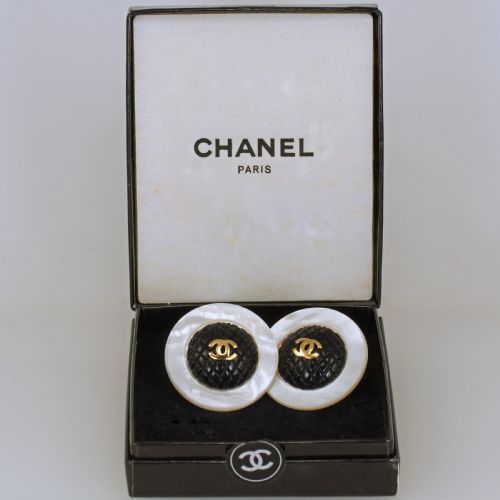 CHANEL CC MOTHER OF PEAL BLACK QUILT HUGE 1 12 4CM 1960'S VINTAGE CLIP ON EARRINGS - ADDITIONAL PHOTO 1