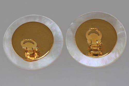 CHANEL CC MOTHER OF PEAL BLACK QUILT HUGE 1 12 4CM 1960'S VINTAGE CLIP ON EARRINGS - ADDITIONAL PHOTO 2