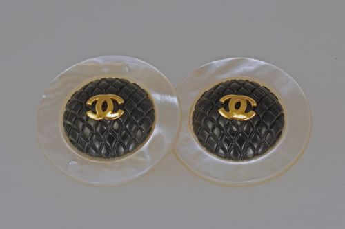 CHANEL CC MOTHER OF PEAL BLACK QUILT HUGE 1 12 4CM 1960'S VINTAGE CLIP ON EARRINGS - ADDITIONAL PHOTO 3