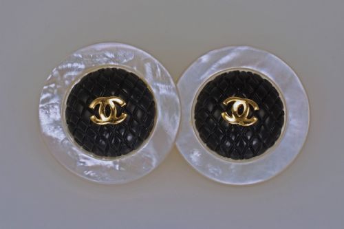 CHANEL CC MOTHER OF PEAL BLACK QUILT HUGE 1 12 4CM 1960'S VINTAGE CLIP ON EARRINGS - ADDITIONAL PHOTO 4
