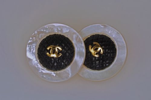 CHANEL CC MOTHER OF PEAL BLACK QUILT HUGE 1 12 4CM 1960'S VINTAGE CLIP ON EARRINGS - ADDITIONAL PHOTO 5