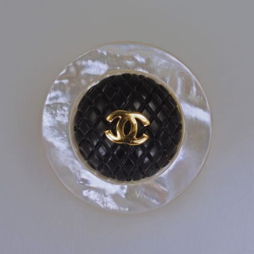 CHANEL CC MOTHER OF PEAL BLACK QUILT HUGE 1 12 4CM 1960'S VINTAGE CLIP ON EARRINGS - ADDITIONAL PHOTO 6