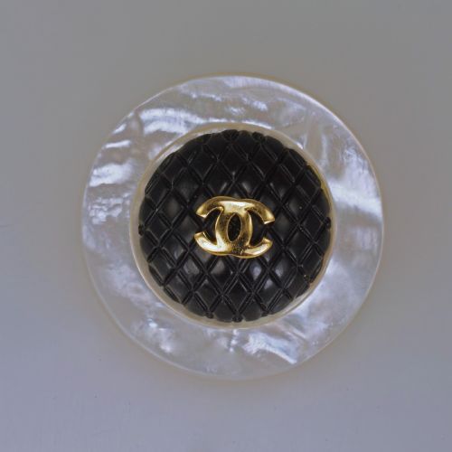 CHANEL CC MOTHER OF PEAL BLACK QUILT HUGE 1 12 4CM 1960'S VINTAGE CLIP ON EARRINGS - ADDITIONAL PHOTO 7